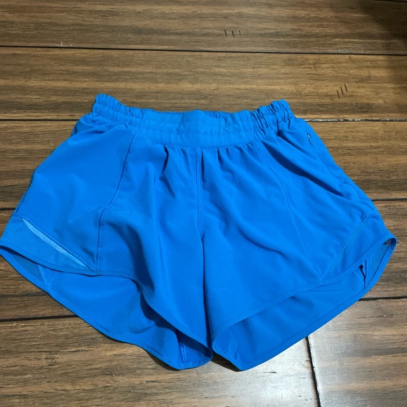 Lu lemon Hotty Hots : size 4 with 4inch legnth - Picture 1 of 3